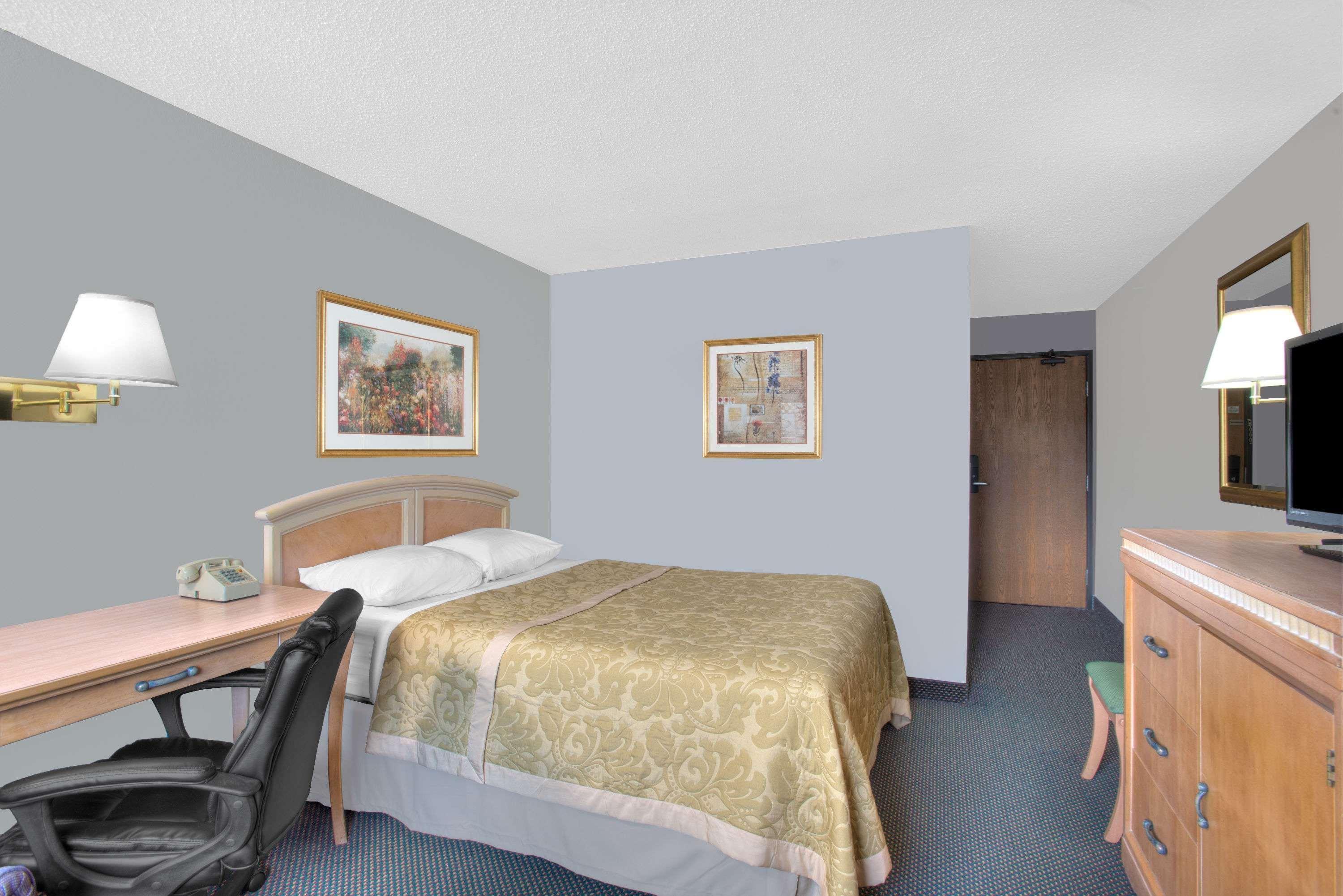 Super 8 By Wyndham Augusta Hotel Exterior photo