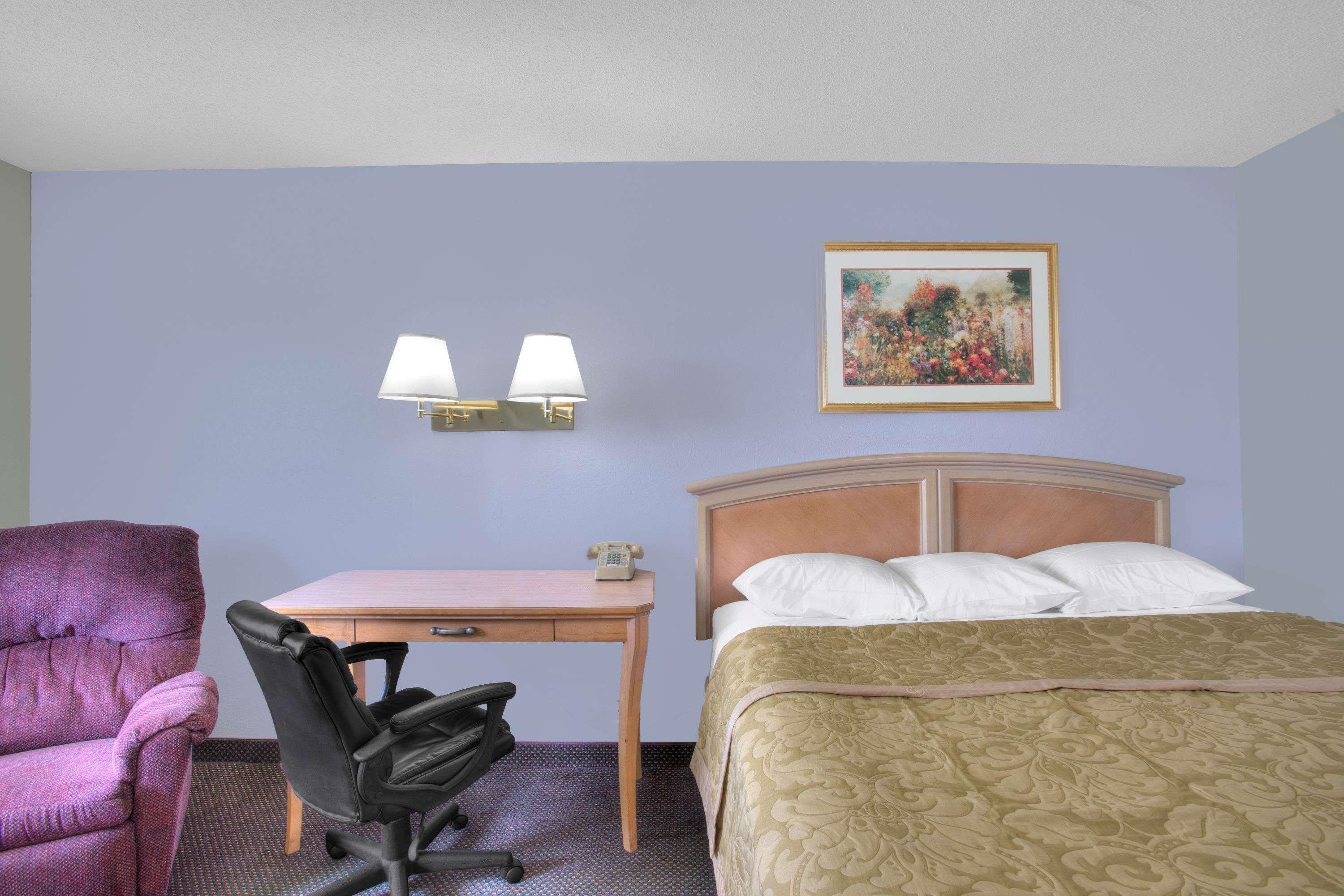 Super 8 By Wyndham Augusta Hotel Exterior photo